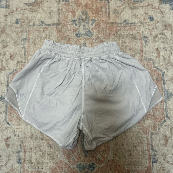 🍋Lululemon Hotty Hot Shorts in Rhino Grey - Picture 3 of 4